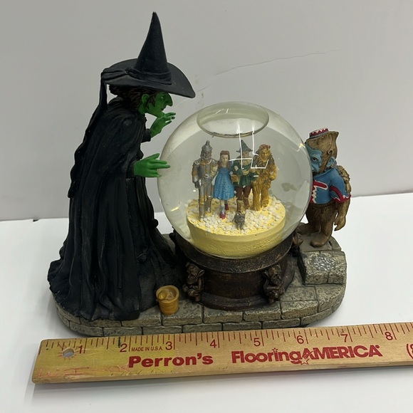 Wizard of Oz Snow Globe Music Box - Picture 8 of 10